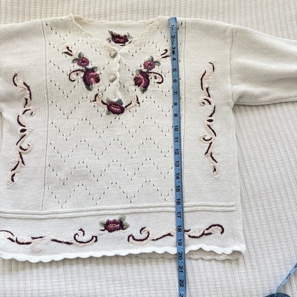 Handmade Vintage Women's Unique Floral Knit White Sweater Button Details Medium - Picture 10 of 10